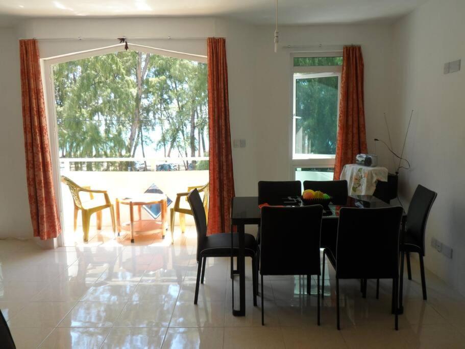 Sea Front 2 Bedrooms Apartment Flic en Flac Экстерьер фото